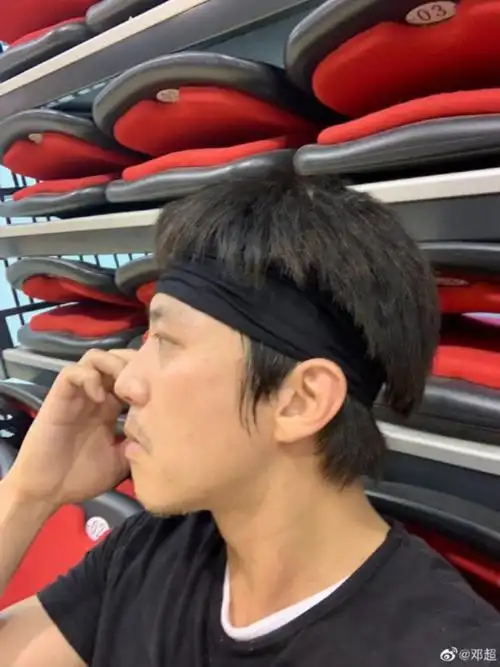 邓超自拍秀浓密发量 戴发带斜睨镜头面带汗水