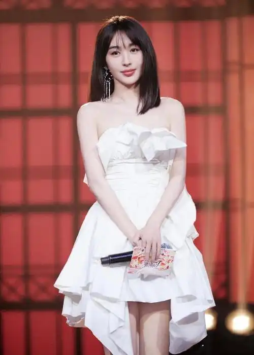 李菲儿衣品不错,一袭白色抹胸蓬蓬裙,高贵优雅,美得像只白天鹅
