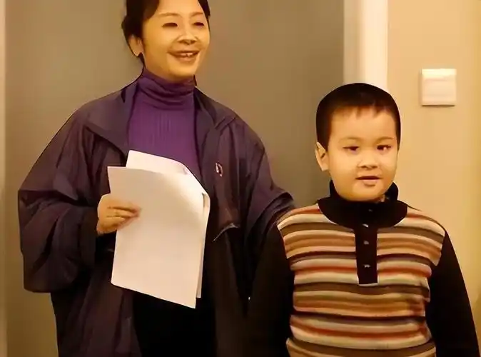 回顾唐静前夫和秦海璐结婚独自陪儿子长大如今的选择令人泪目