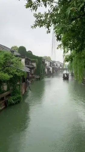 江南锦绣水乡美如画,秀丽村庄竞妖娆,村民千辛万苦耕耘致富,与时俱进