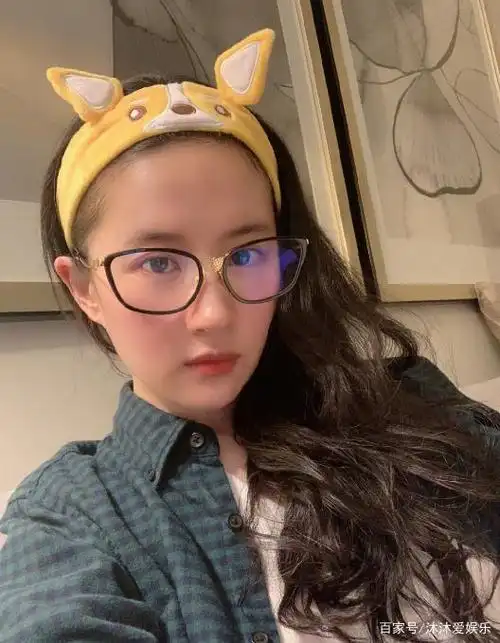 刘亦菲晒出家居照片,素颜出镜的她,依然仙气十足