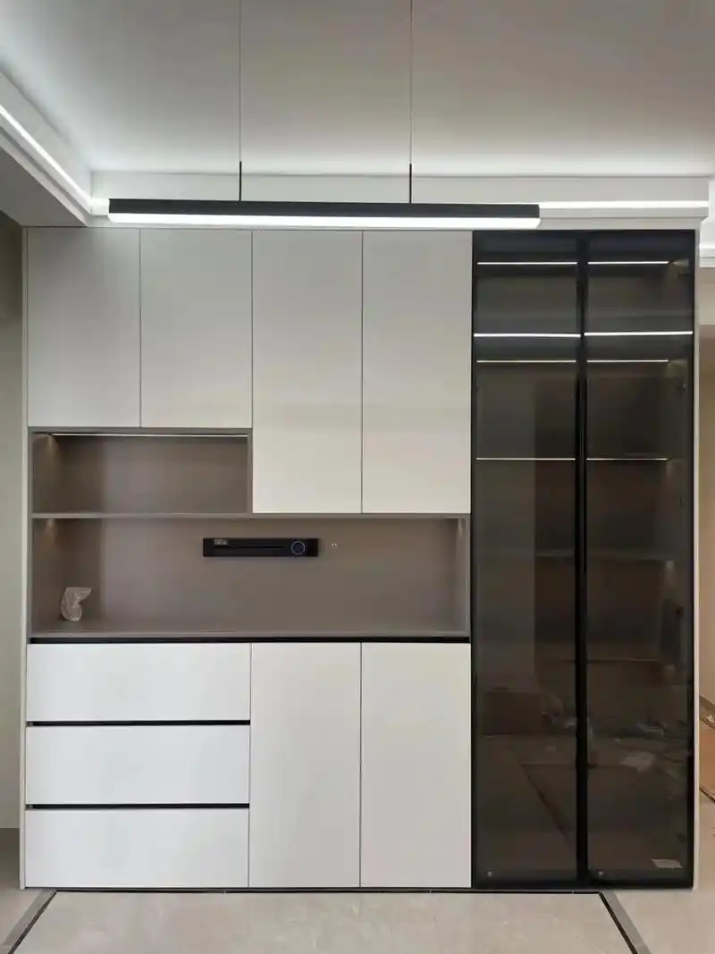 2023年 当下流行 餐边柜酒柜最新做法 图1:免拉手设计,你喜欢哪款呢?