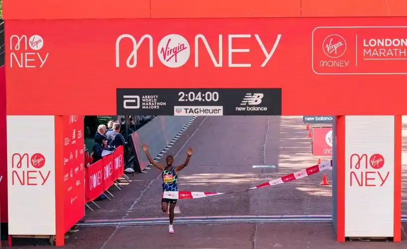 伦敦马拉松赛举行