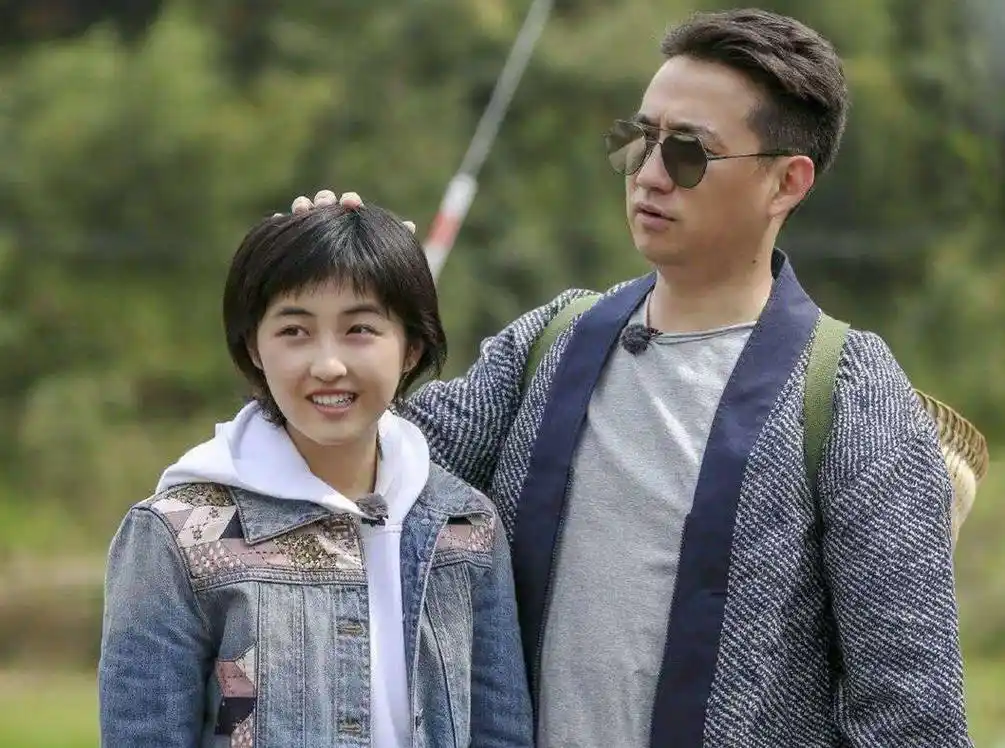 张子枫不慎将麦克风弄湿,她的反应绝了,怪不得黄磊宠她