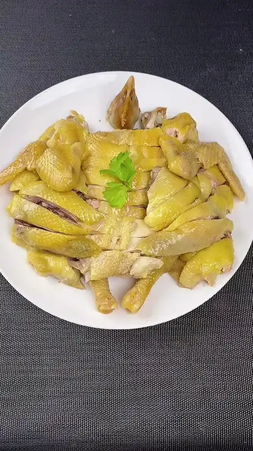 很多人都会做的白切鸡,原来是这样斩件摆盘的