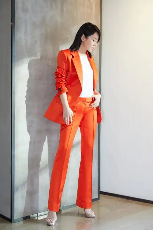 原创49岁闫妮气质成熟一身条纹西装超级a身材前凸后翘超有料