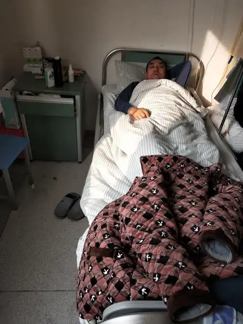 杨双福一个人孤独的躺在病床上,身边没有任何亲人陪护,看上去十分凄凉