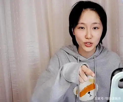 成果和赵海棠直播,意外素颜出镜,暴露真实颜值