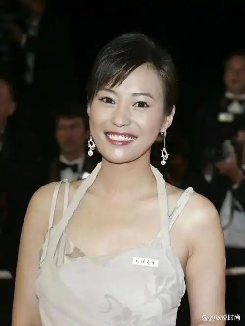 年轻时的郝蕾太美了,穿挂脖裙秀出骨感身材,真是个有灵气的姑娘