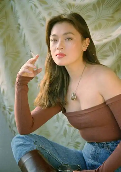 史可早期的清纯写真穿修身方领衫搭牛仔裤凸出的小肚子好真实