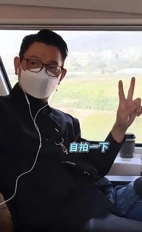 从图片上看到刘德华和普通人一样,喜欢看着风景对着镜头自拍,还拍下