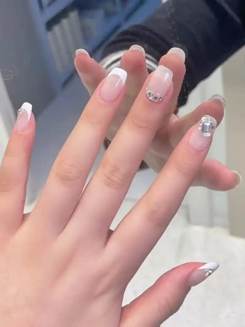 春天美甲乳白色法式碎钻简直不要太好看