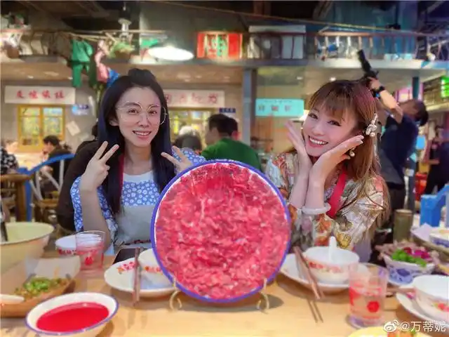 上海主持人的聚会!豆豆姐姐罕见现身 万蒂妮贝倩妮姐妹花合体