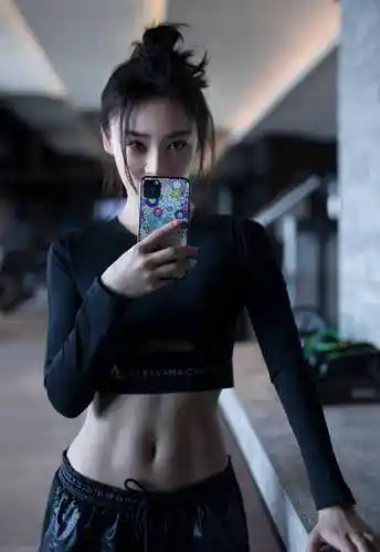 袁姗姗没白锻炼,马甲线穿"炫腹装"秀出来,裹得紧也没多余赘肉_运动_好