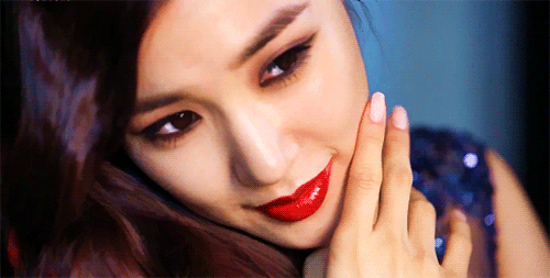 美女gif |一看就是有故事的妹子