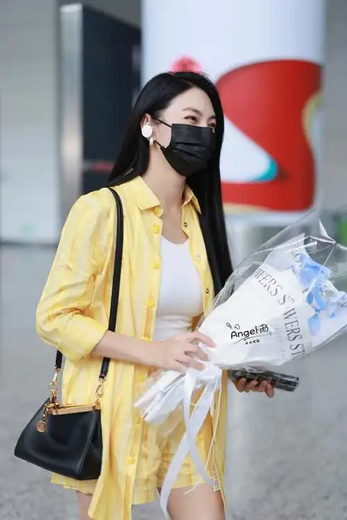 张雨绮身材比例#张雨绮最新机场穿搭,黄色条纹衬衫,短裤套装黑持北