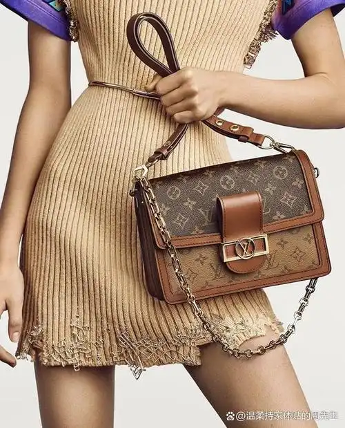 女性则会为自己购置一些奢侈品,在这众多的奢侈品当中,lv包包最受欢迎