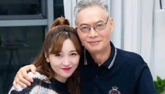 金莎爸爸和蔼,赵露思爸爸年轻,看到她:完全遗传了爸爸优秀基因_女儿