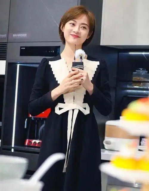 50岁左右的女人,尽量别剪"微商头",太土!这3种发型更显气质