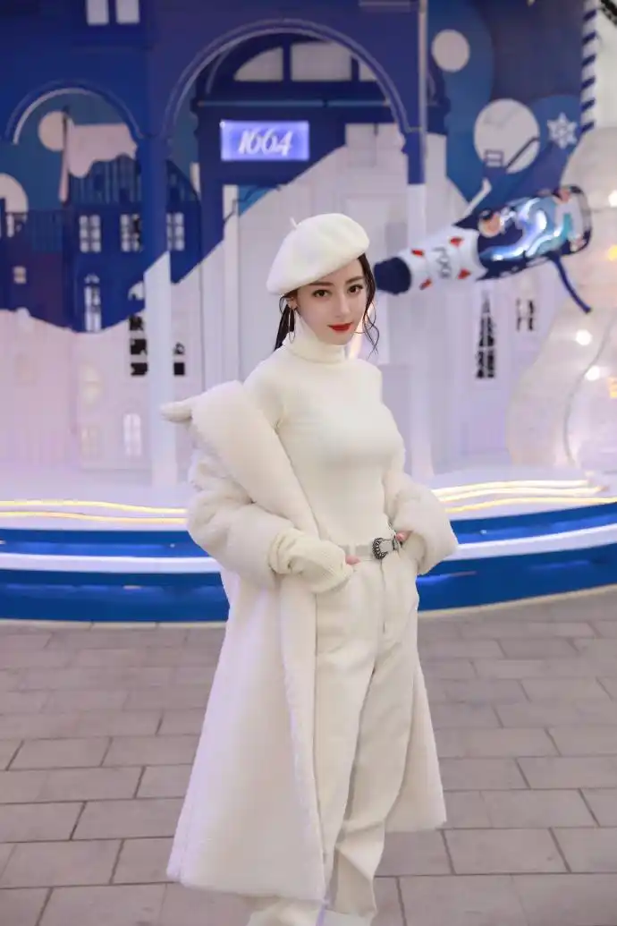 迪丽热巴超话热巴@dear-迪丽热巴今日出席@凯旋1664礼享季品牌活动