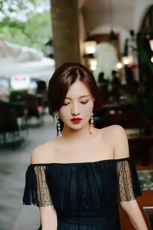 傅晶写真曝光 轻纱摇曳黑白不设限