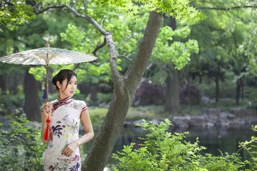 旗袍油纸伞 东方优美的诗篇