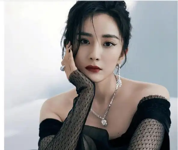 杨幂晒35岁自拍照,过生日还要在酒店房间,粉丝表示心疼!