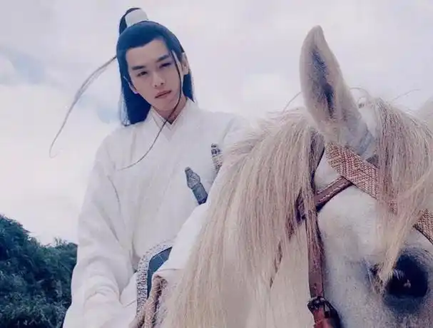 张若昀白马古装造型风度翩翩,白衣白马配长剑,有港剧的武侠感了