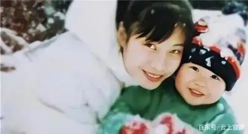 王一博和妈妈合照