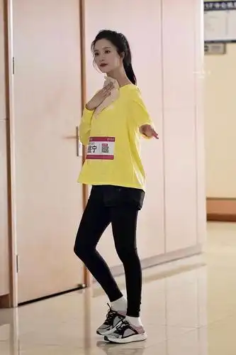 大家关注的都是刘些宁刘姐的颜为啥我关注的是她的脚