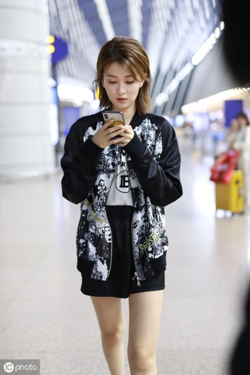 乔欣现身机场心情好,穿黑白印花棒球服显帅气,黑色短裤秀美腿 – 爱读