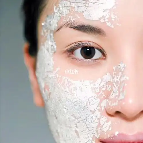 粉刺,首先要给皮肤去角质zhì哦小tips虽然定期去角质zhì是必要的de