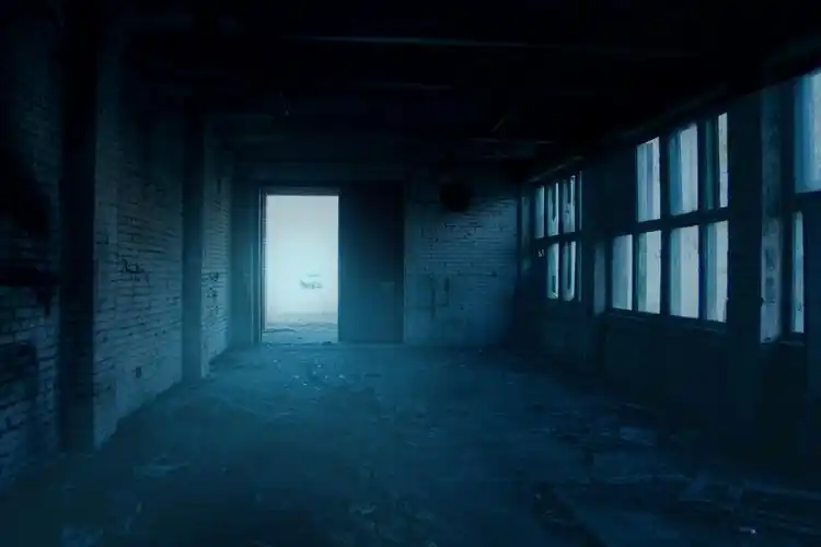 奇幻合成,合成小女孩在恐怖密室场景的照片(4)