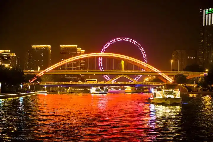 乘船游览海河的夜景,在游船上看天津之眼摩天轮是一种非常刺激的体验.