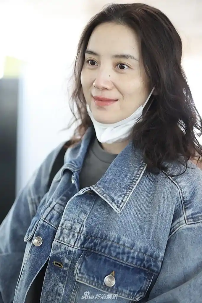 组图宋佳卷发造型复古时尚摘下口罩素颜状态超能打