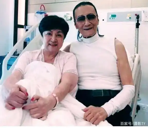 分手之后的谢贤没消停多久,又在剧组中认识了当红美女甄妮,很快两人