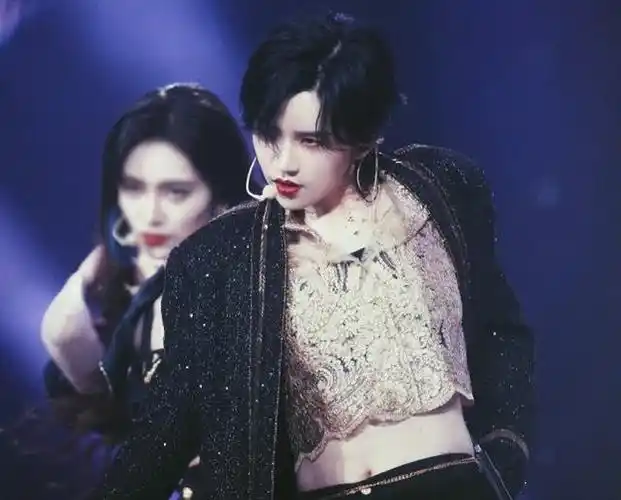 陆柯燃外套滑落肩部纹身意外露出纹身图案让人惊艳