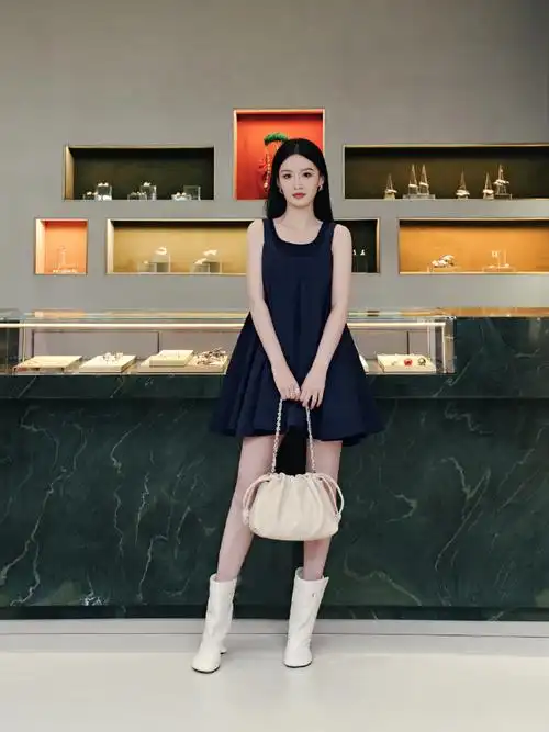 演员@李沁身着棉质和丝绸梯形连衣裙,搭配羊皮革 toy 踝靴及海盐白