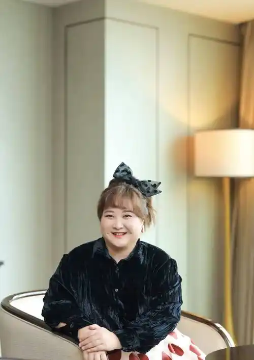 原创贾玲终于美了一次蓝色丝绸连衣裙显瘦头戴大蝴蝶结仿佛十八