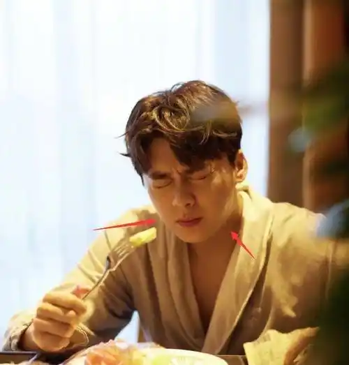 李易峰早年活动被拍,和178cm何穗同框,生图状态引发讨论_网友_身高