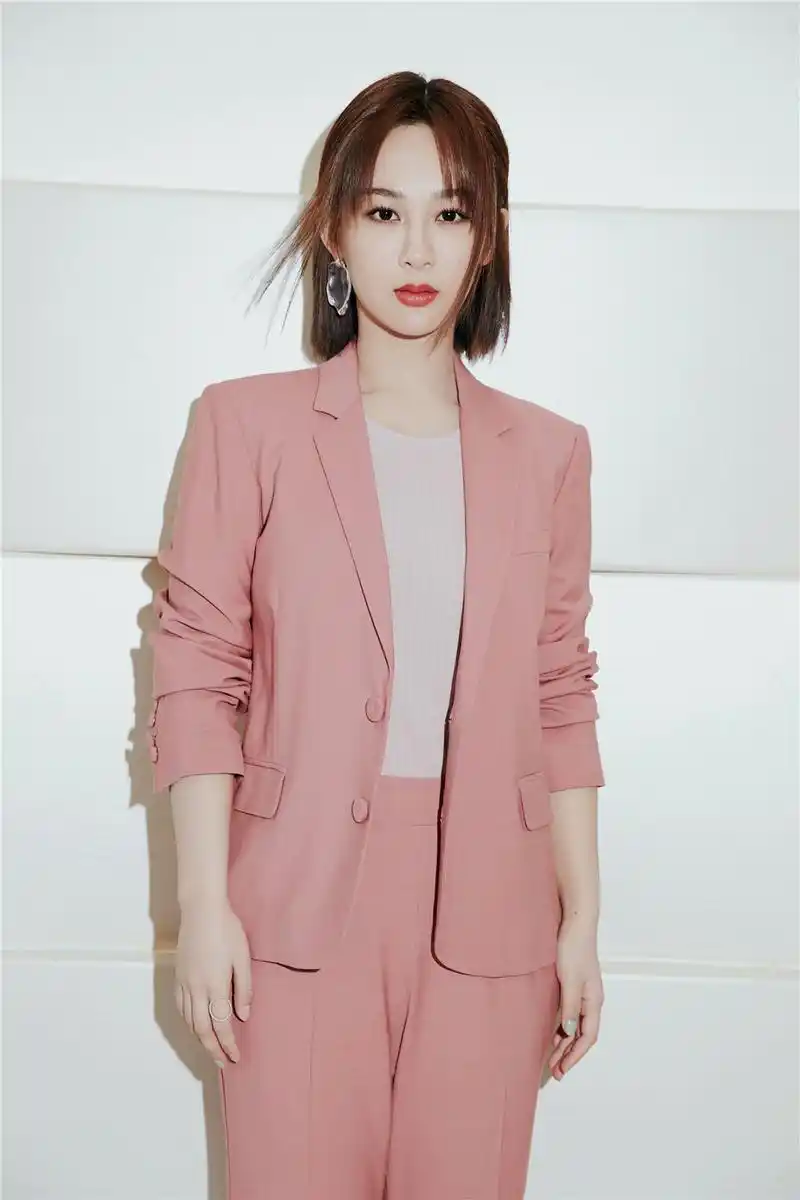 26岁杨紫换新发型又美了轻松玩转粉色西装靠气质穿出高级感