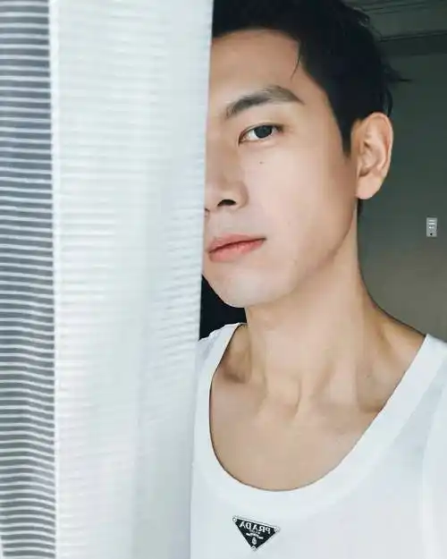 李现超话92#prada代言人李现#2023/12/06 ins 更新一则"9407…"