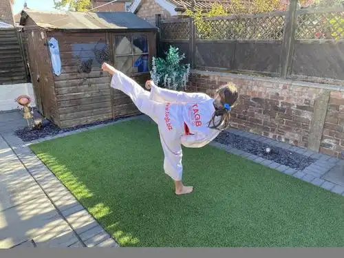 11岁跆拳道冠军连续13天踢腿 为新冠肺炎募集善款