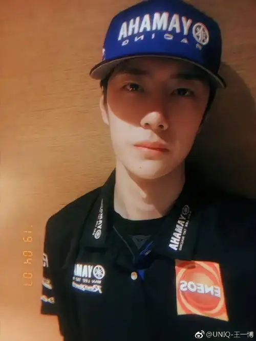 来看点博博的自拍吧@uniq-王一博    #王一博的考古日常