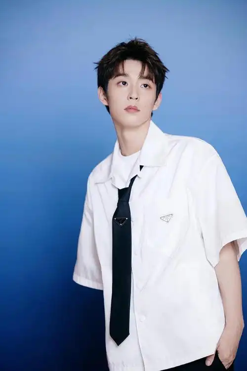 吴宇恒白衬衫金丝眼镜