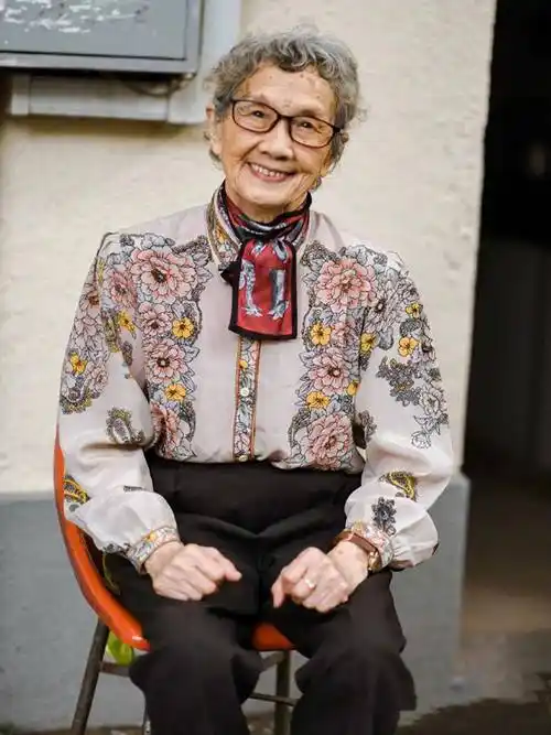 上海果然是"时尚之都",六七十岁奶奶们的穿搭,比年轻人都洋气