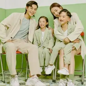 影楼工作室亲子装一家四口主题拍照摄影服装西装绿色全家福艺术照