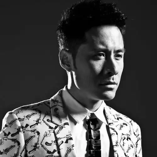 黄征,中国内地男歌手,音乐制作人,演员,也是歌曲《奔跑》的词曲作者