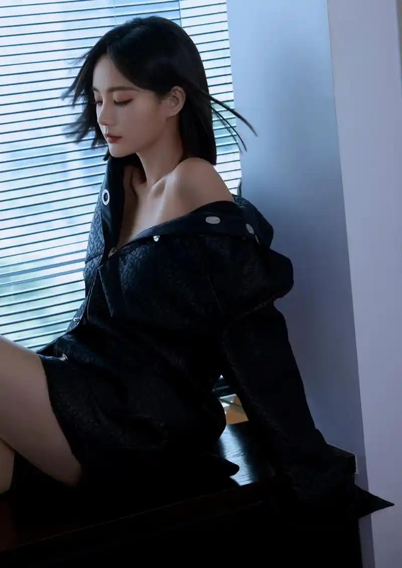 李一桐的腿太美啦,纤细修长,线条流畅,让人羡慕不已.