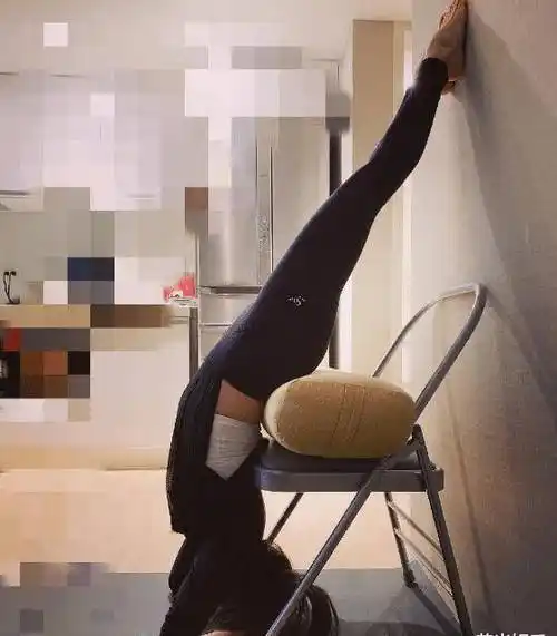 贾静雯晒健身照,高难度瑜伽动作素颜出镜,看起来不像45岁_身体_照片